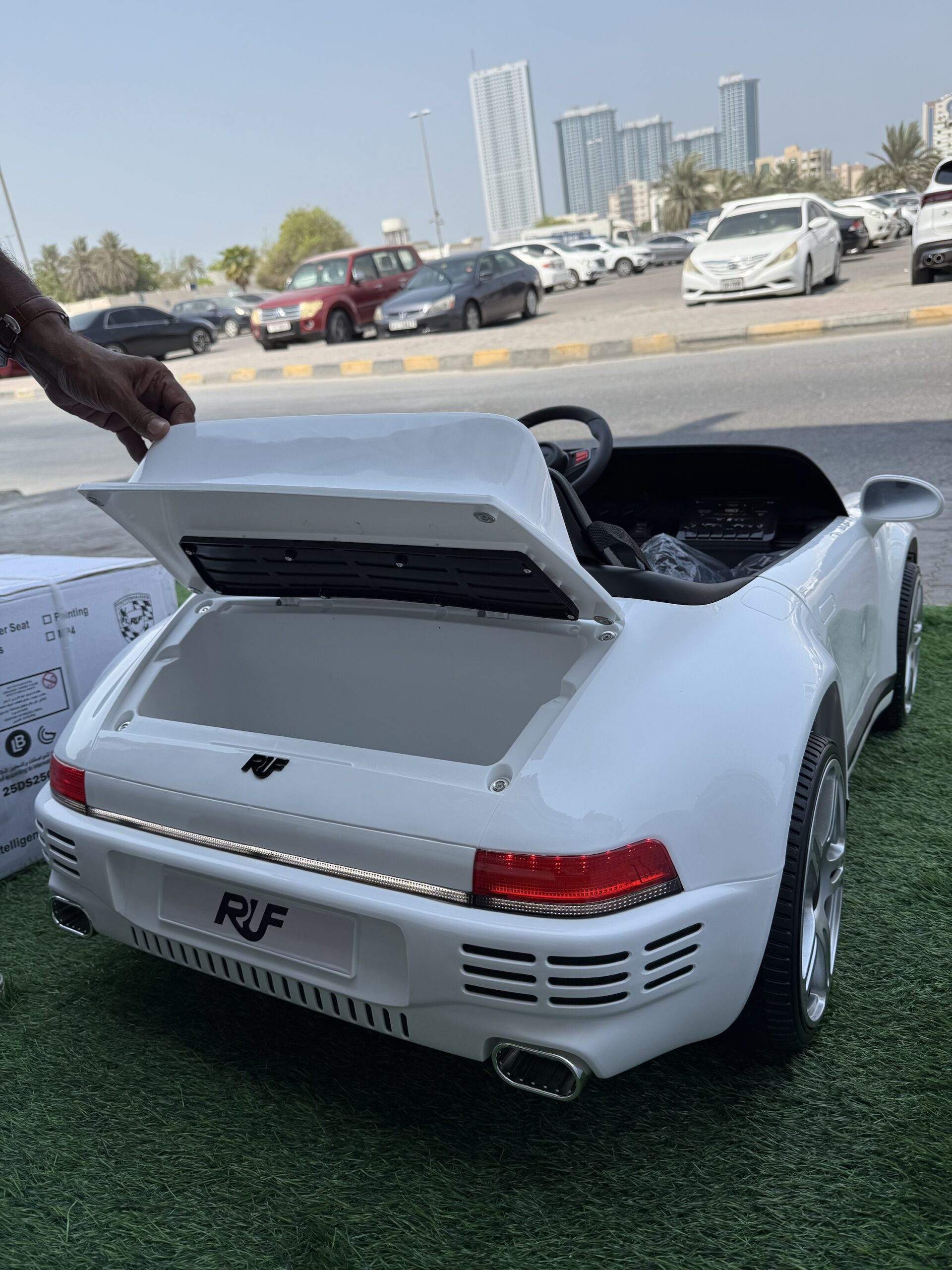 Porsche Classic 911 Ride-On Car - Image 9