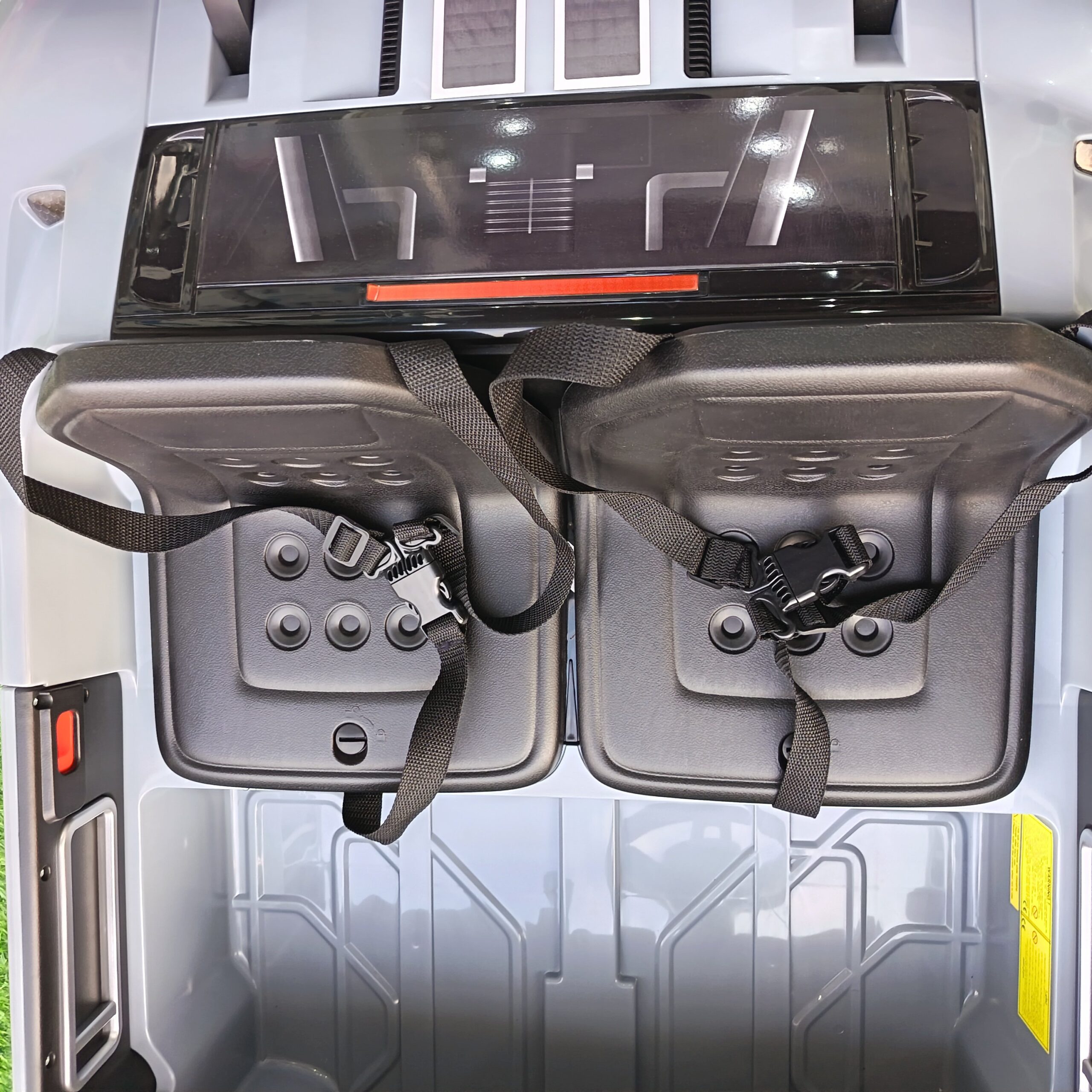 Ford GT Ride-On Car in Grey with Racing Stripes - Image 9