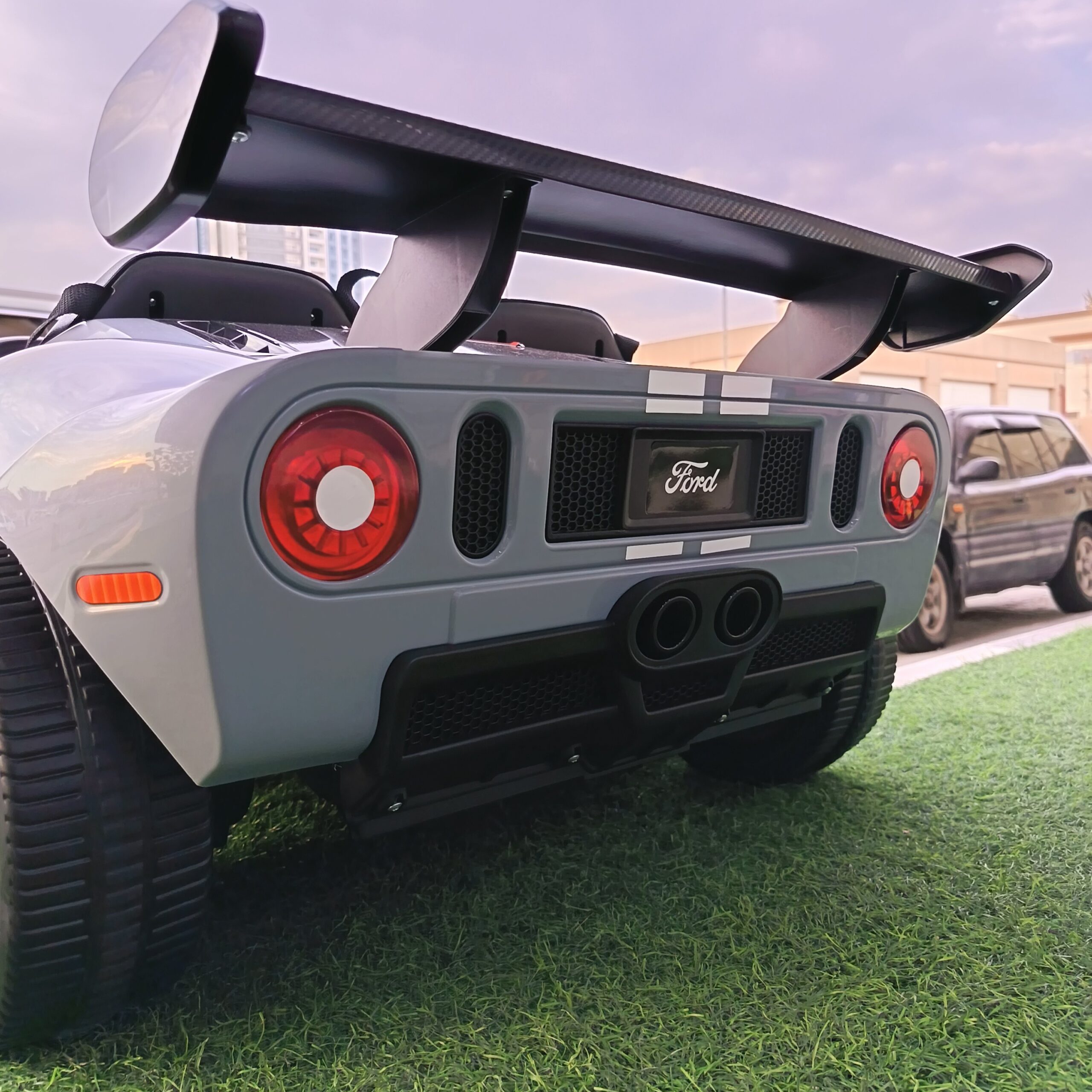 Ford GT Ride-On Car in Grey with Racing Stripes - Image 6