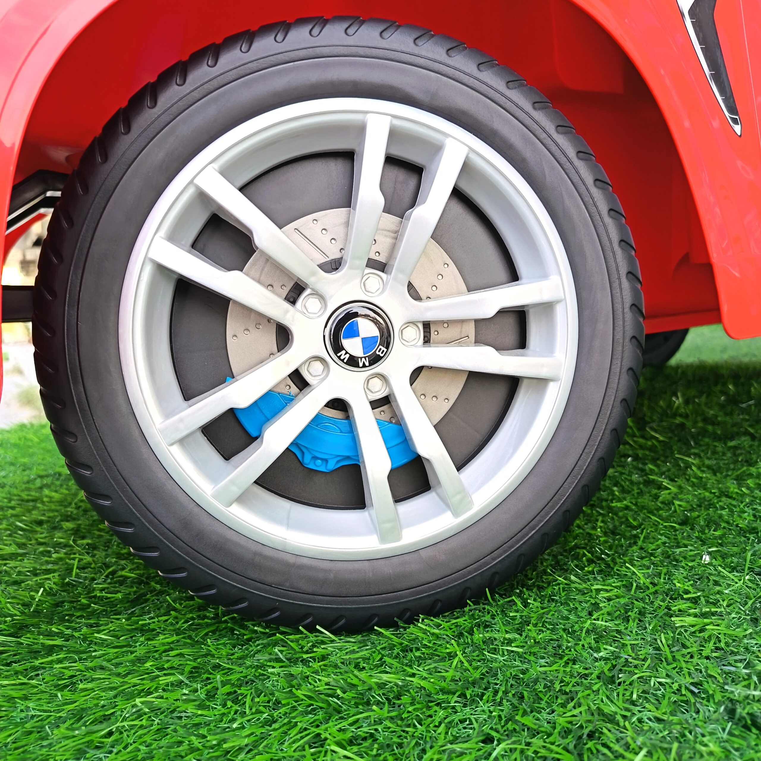 BMW X5M Ride-On Car in Red - Image 7