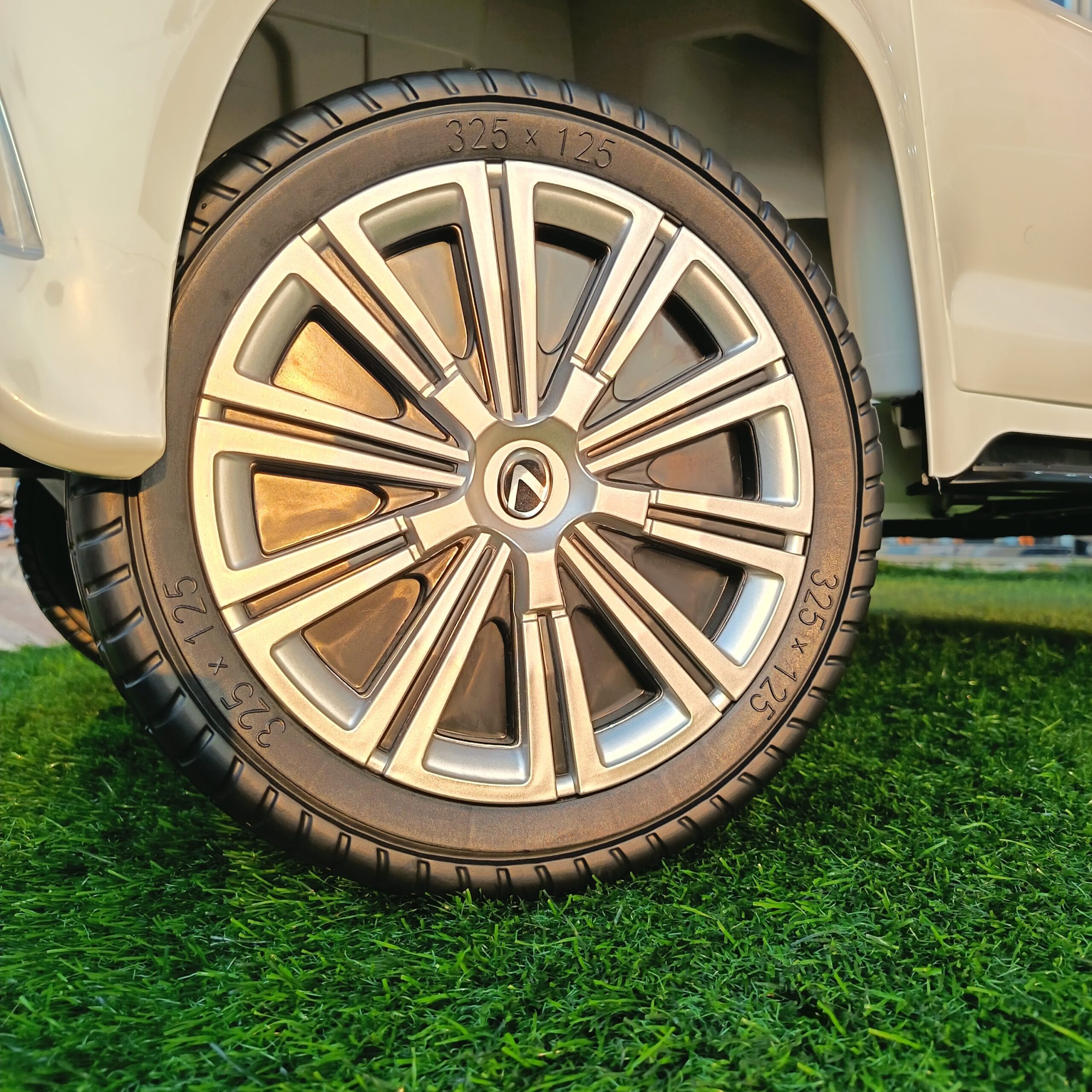 Lexus LX 570 Ride-On Car - Image 10